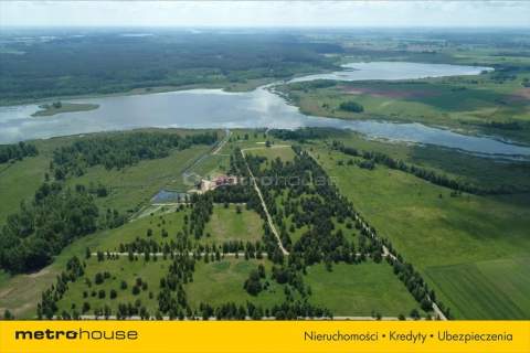 Działka budowlana w pięknej okolicy nad jeziorem.