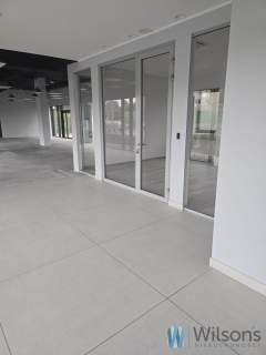 208m2- przeszklony salon z biurem przy lotnisku