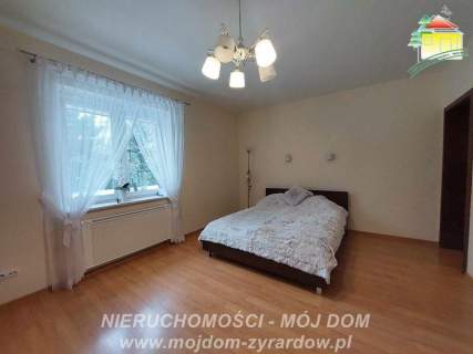 Śliczny, funkcjonalny dom z ładną działką.