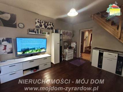 Nieduży dom niedaleko centrum Jaktorowa.