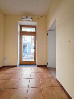 LOKAL 28,50 M2 OD ULICY - WEJŚCIE OD TRAUGUTTA