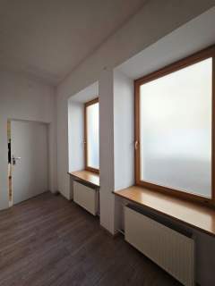 LOKAL 28,50 M2 OD ULICY - WEJŚCIE OD TRAUGUTTA