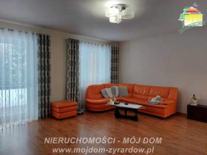 Śliczny, funkcjonalny dom z ładną działką.
