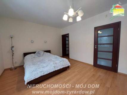 Śliczny, funkcjonalny dom z ładną działką.