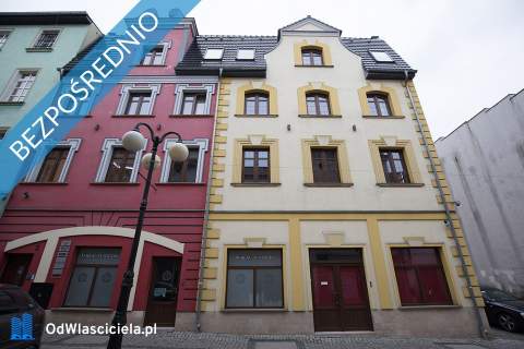 Kamienicę z apartamentami oraz częścią zorganizowanego prz