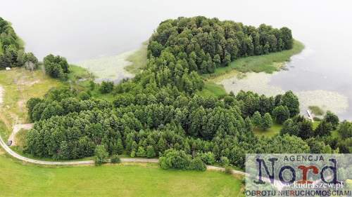 Piękne Mazury jezioro Ułówki, las, linia brzegowa.