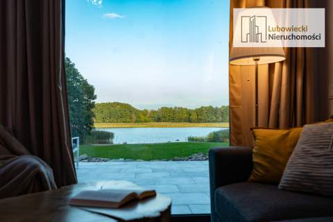 Dom z linią brzegową Jeziora Brajnickiego. Mazury