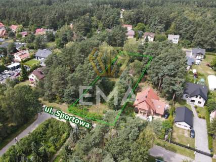 Działka w lesie z domkiem