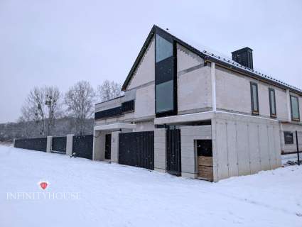 Niestandardowy dom z garażem na 9 samochodów
