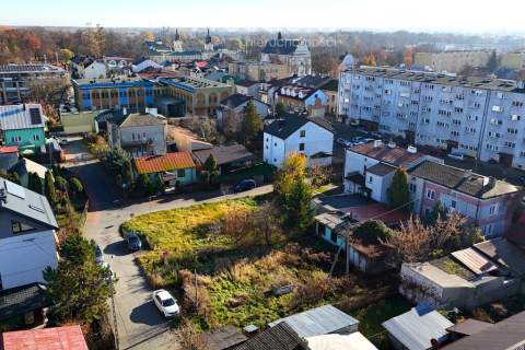 Działka inwestycyjna zabudowana budynkiem usługowy