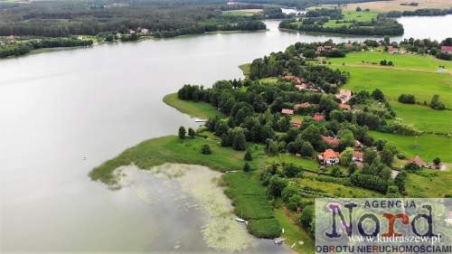 Piękne Mazury jezioro Ułówki, las, linia brzegowa.