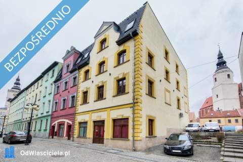 Kamienicę z apartamentami oraz częścią zorganizowanego prz