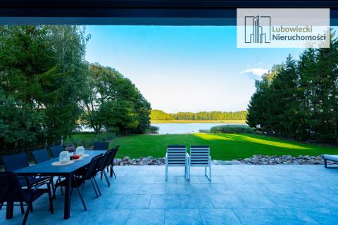 Dom z linią brzegową Jeziora Brajnickiego. Mazury