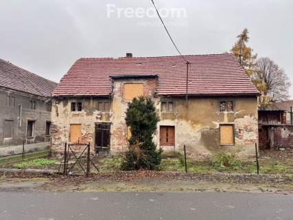 Stary dom z oryginalną cegłą.
