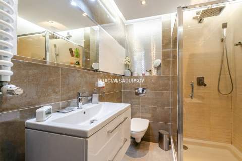 3 pok. oddzielne sypialnie, 2 balkony duży salon