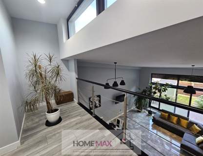 Nowoczesny, 2- poziomowy loft z ogródkiem 
