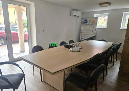 Przestronne i komfortowe biuro z meblami, parking