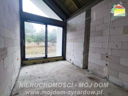Przestronny, nowoczesny dom w stanie deeloperskim.
