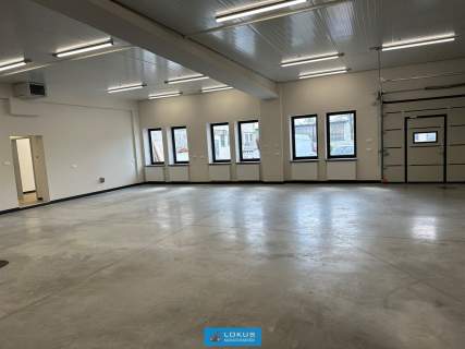 Magazyn z rampą i biurem parking