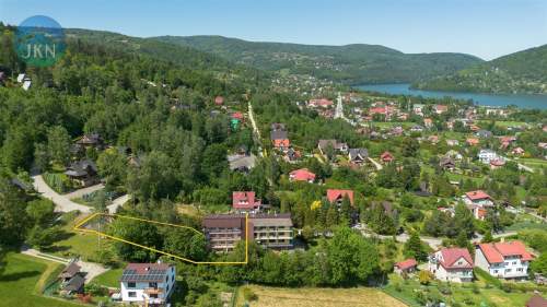 Wyremonotwany obiekt blisko jeziora