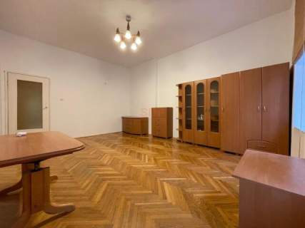2 duże pokoje w kamienicy na 1. piętrze Centrum