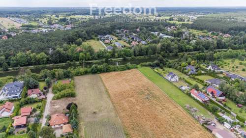 Kwadratowa budowlana nad rzeką