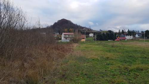 W pełni uzbrojona działka w centrum Bóbrki obok Soliny