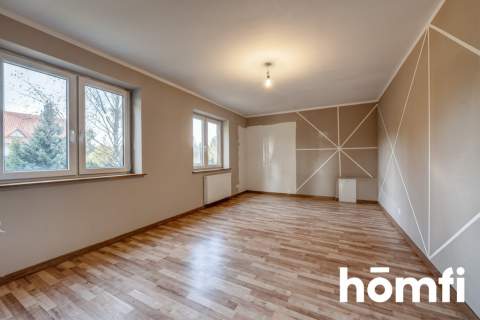 Dom w otoczeniu drzew