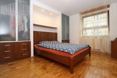 Komfortowy apartament z garażem i dużym tarasem, 2002 rok