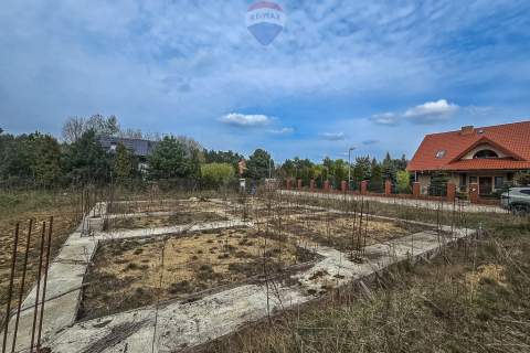Leonów Działka z budową i mediami 1300 m