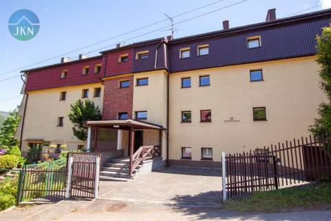 Wyremonotwany obiekt blisko jeziora w górach