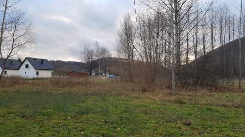 W pełni uzbrojona działka w centrum Bóbrki obok Soliny