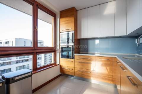 Przestronny apartament z tarasem. Czerwone Maki.