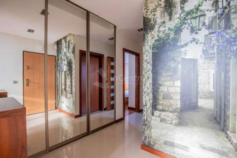 Przestronny apartament z tarasem. Czerwone Maki.