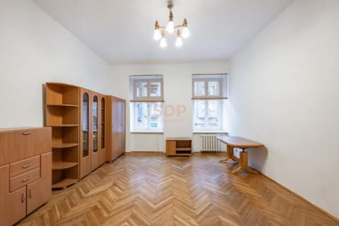 2 duże pokoje w kamienicy na 1. piętrze Centrum