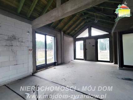 Przestronny, nowoczesny dom w stanie deeloperskim.
