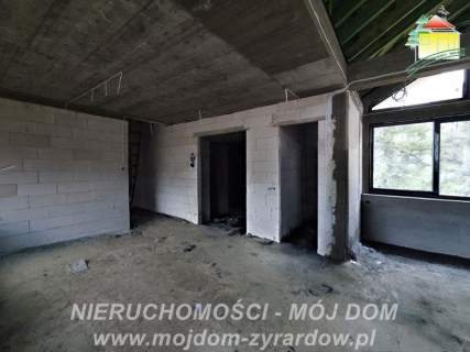 Przestronny, nowoczesny dom w stanie deeloperskim.