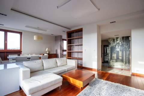 Przestronny apartament z tarasem. Czerwone Maki.