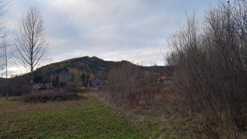 W pełni uzbrojona działka w centrum Bóbrki obok Soliny