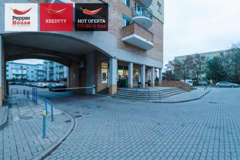 lokal z witryną / w centrum zabudowy mieszkaniowej