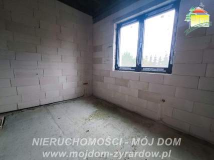 Przestronny, nowoczesny dom w stanie deeloperskim.