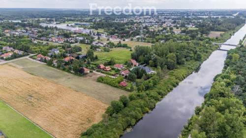 Kwadratowa budowlana nad rzeką
