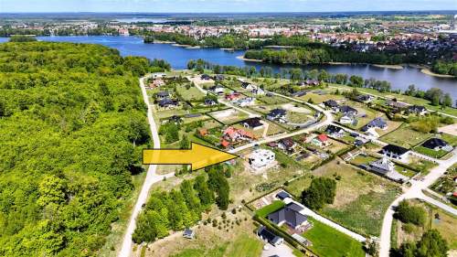 Widokowa działka z budową domu, ulica Tulipanowa.
