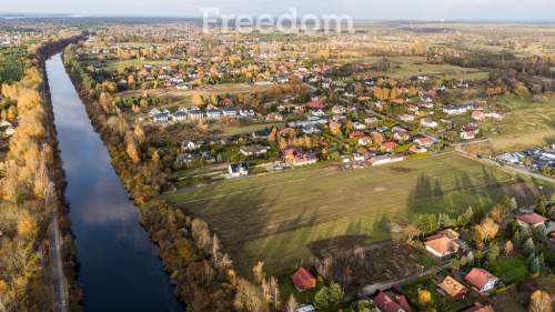 Kwadratowa budowlana nad rzeką
