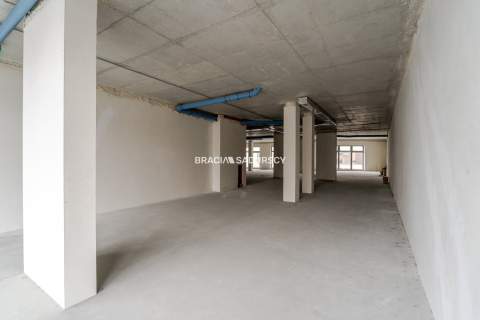 Lokal usługowy w stanie deweloperskim -706 m