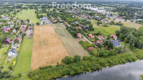 Kwadratowa budowlana nad rzeką