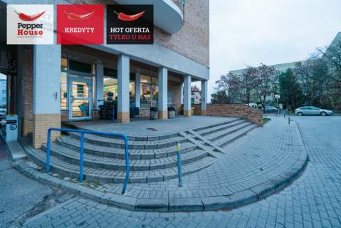 lokal z witryną / w centrum zabudowy mieszkaniowej