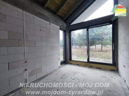 Przestronny, nowoczesny dom w stanie deeloperskim.