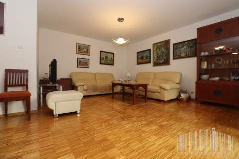 Komfortowy apartament z garażem i dużym tarasem, 2002 rok