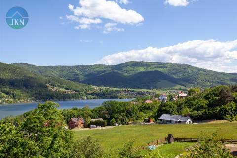 Wyremonotwany obiekt blisko jeziora w górach